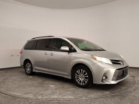 Used 2019 Toyota Sienna XLE image 7