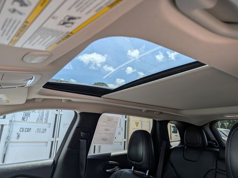 Used 2016 Jeep Cherokee Limited image 23