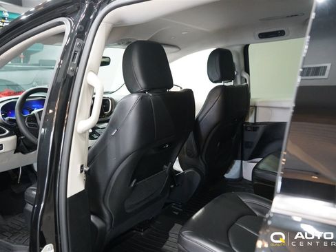 Used 2022 Chrysler Pacifica Touring-L image 25