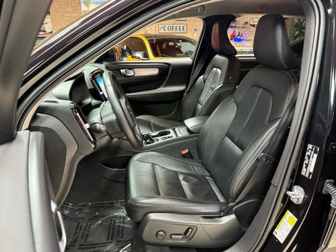 Used 2022 Volvo XC40 T4 Momentum FWD image 24