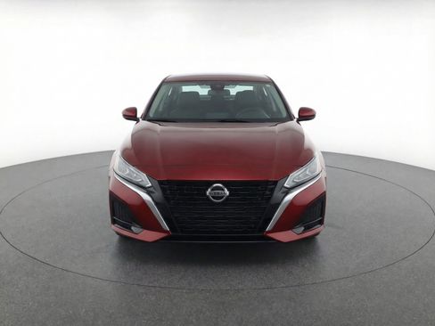 Used 2024 Nissan Altima 2.5 SV FWD image 2