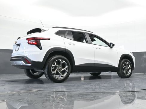 Used 2025 Chevrolet Trax LT w/ LT Convenience Package image 61