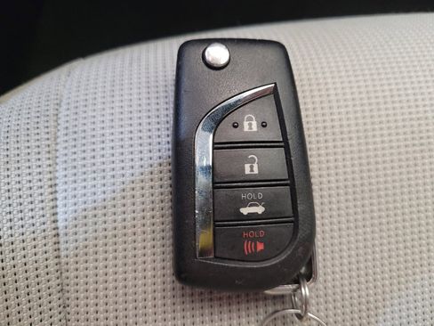 Used 2022 Toyota Corolla LE FWD image 32