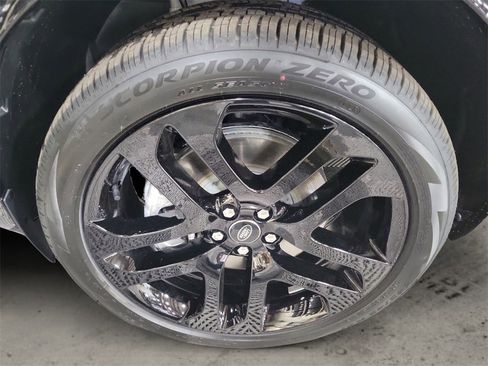 New 2025 Land Rover Discovery Sport Dynamic SE image 9