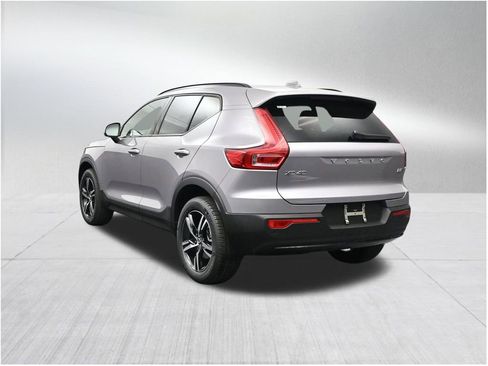 New 2026 Volvo XC40 B5 Core AWD/4WD image 3