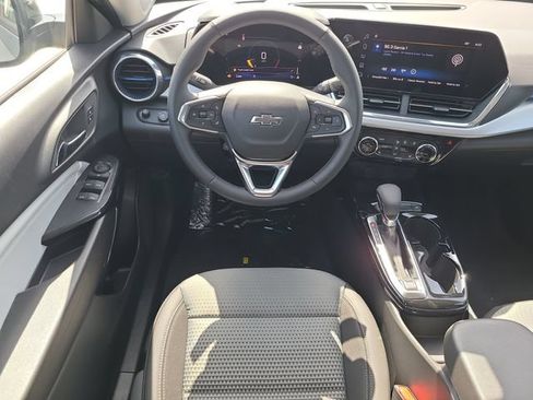 New 2026 Chevrolet Trax LT w/ Midnight Edition FWD image 17