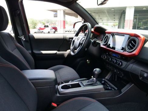 Used 2017 Toyota Tacoma TRD Sport w/ Premium & Technology Package AWD/4WD image 39