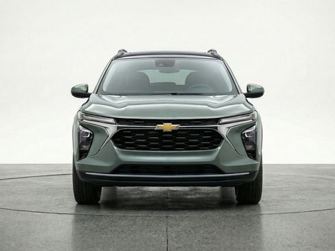 Used 2025 Chevrolet Trax LT FWD image 2