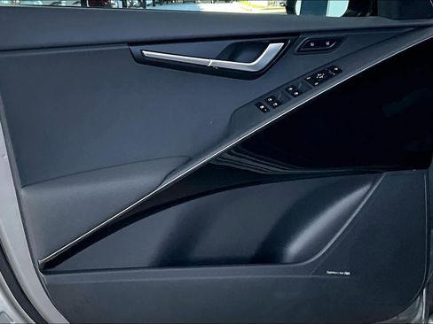 Used 2023 Kia Niro SX image 21