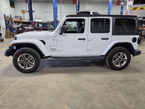 Used 2018 Jeep Wrangler Unlimited Sahara AWD/4WD image 5