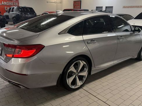 Used 2018 Honda Accord Touring image 2