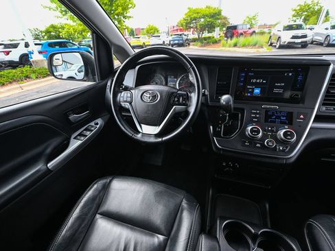 Used 2017 Toyota Sienna SE FWD image 32