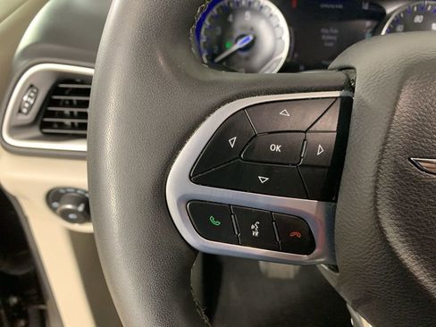 Used 2023 Chrysler Pacifica Touring-L image 21