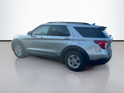 Used 2023 Ford Explorer XLT AWD/4WD image 5
