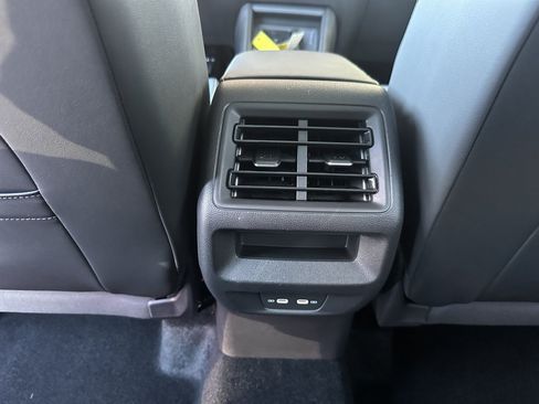 Used 2025 Volkswagen Tiguan SE w/ Panoramic Sunroof Package AWD/4WD image 35