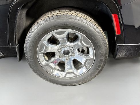 Used 2024 Jeep Wagoneer L Series II RWD image 37