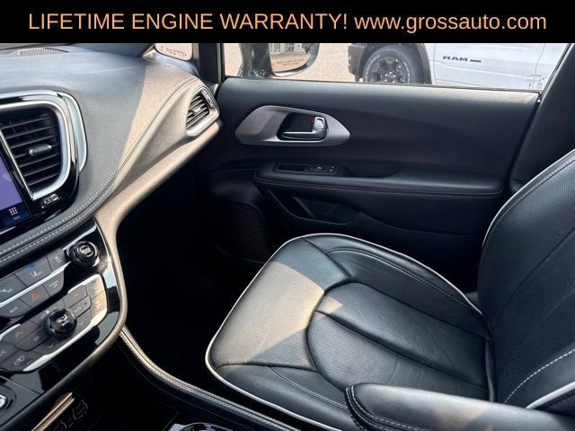 Used 2025 Chrysler Pacifica Limited FWD image 31