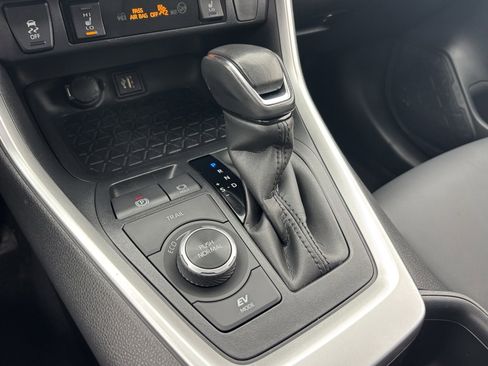 Used 2023 Toyota RAV4 XLE Premium image 28