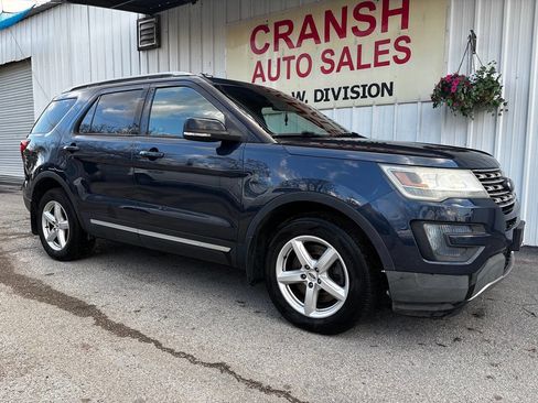 Used 2016 Ford Explorer XLT image 2
