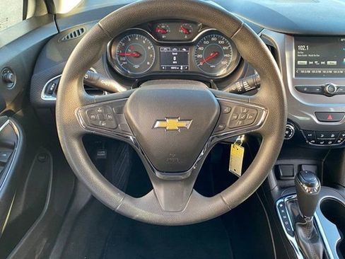 Used 2018 Chevrolet Cruze LT image 9