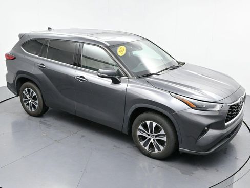 Used 2022 Toyota Highlander XLE FWD image 46