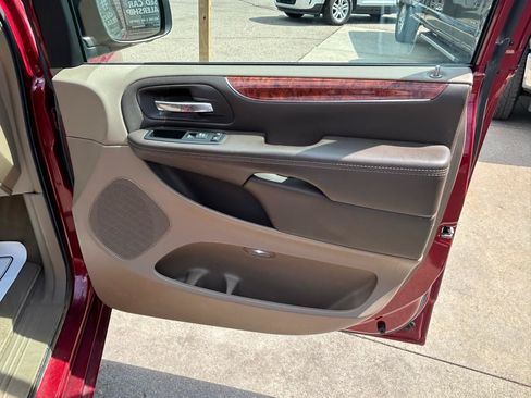 Used 2016 Chrysler Town & Country Touring w/ Driver Convenience Group FWD image 14