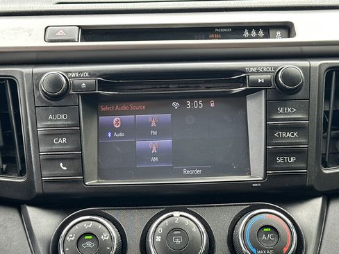 Used 2018 Toyota RAV4 LE FWD image 23
