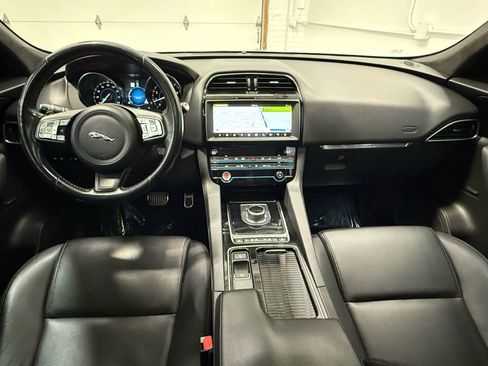 Used 2019 Jaguar F-PACE Premium image 27