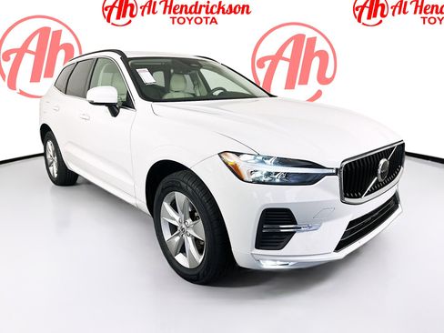 Used 2022 Volvo XC60 B5 Momentum image 1