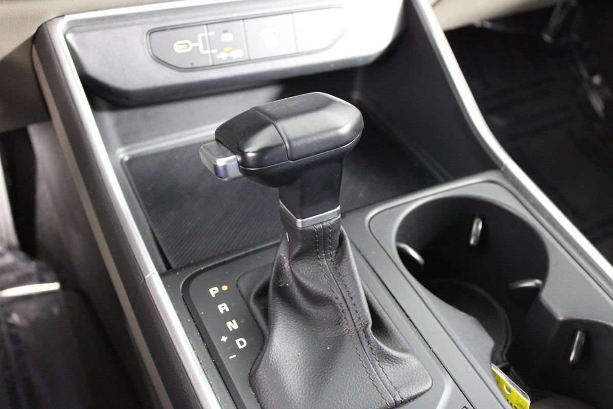 Used 2025 Kia Carnival FWD image 20