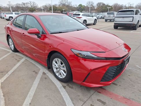 Used 2025 Toyota Camry LE w/ Convenience Package image 8
