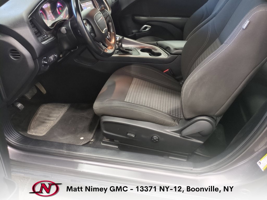 Used 2021 Dodge Challenger SXT RWD image 4