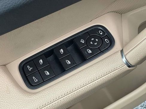 Used 2023 Porsche Cayenne Platinum Edition AWD/4WD image 17