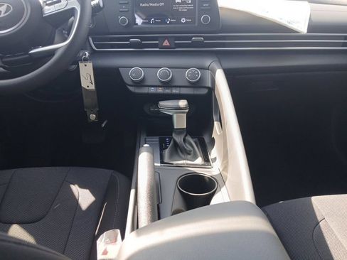 Certified 2025 Hyundai Elantra SE FWD image 11