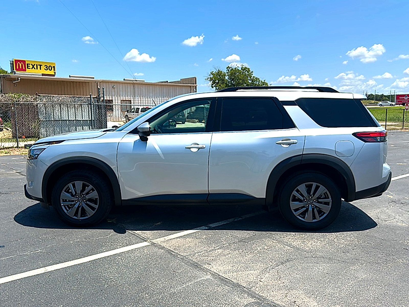 Used 2024 Nissan Pathfinder SV FWD image 5