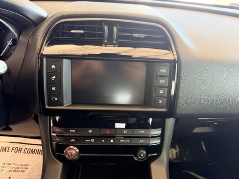 Used 2018 Jaguar F-PACE Premium image 12