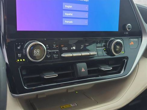 Used 2023 Toyota Highlander Platinum FWD image 24