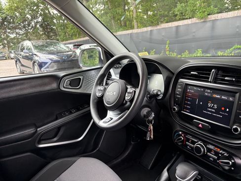 Used 2025 Kia Soul LX w/ LX Technology Package FWD image 32