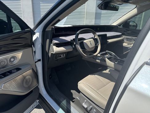 Used 2025 Lincoln Nautilus Reserve AWD/4WD image 9