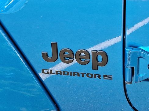 Used 2025 Jeep Gladiator Sport AWD/4WD image 19