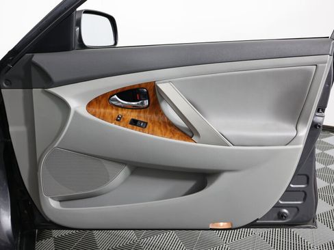 Used 2010 Toyota Camry XLE image 25