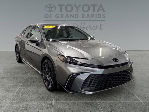 Certified 2025 Toyota Camry SE image 1
