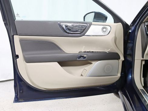 Used 2017 Lincoln Continental Reserve w/ Luxury Package image 32