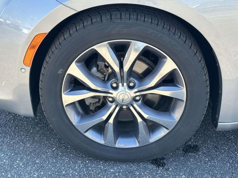 Used 2018 Chrysler Pacifica Limited w/ Tire & Wheel Group image 9
