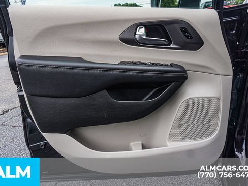 Used 2023 Chrysler Pacifica Touring-L FWD image 52