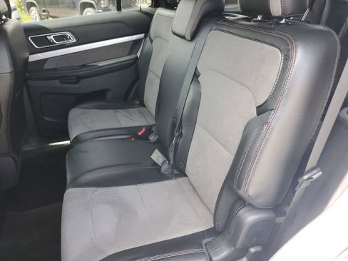 Used 2017 Ford Explorer XLT w/ Equipment Group 202A AWD/4WD image 29