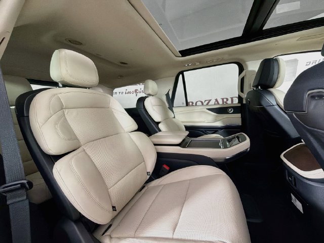New 2027 Lincoln Navigator Reserve w/ Jet Appearance Package AWD/4WD image 31