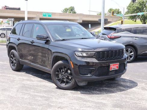 Used 2024 Jeep Grand Cherokee Altitude AWD/4WD image 7