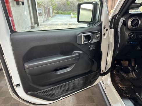 Used 2023 Jeep Wrangler Unlimited Rubicon 4xe w/ Cold Weather Group AWD/4WD image 18