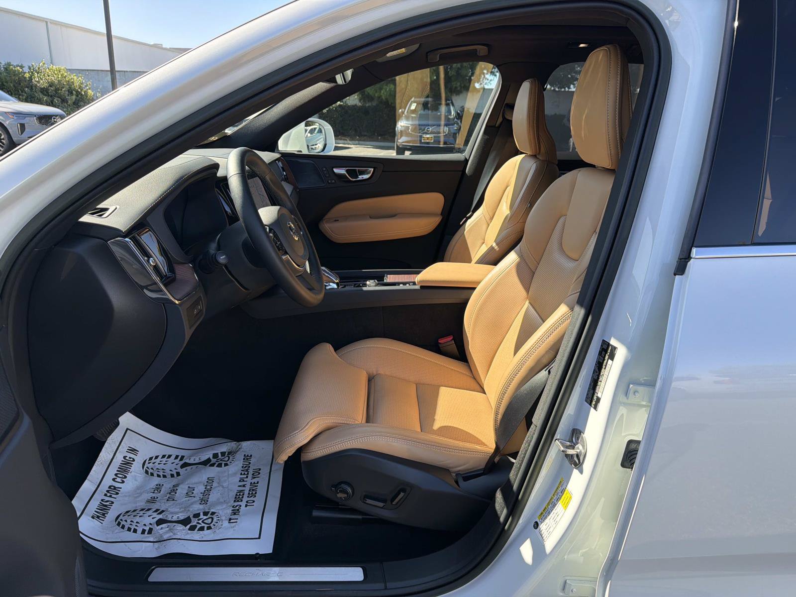 Certified 2023 Volvo XC60 T8 Ultimate w/ Climate Package AWD/4WD image 17